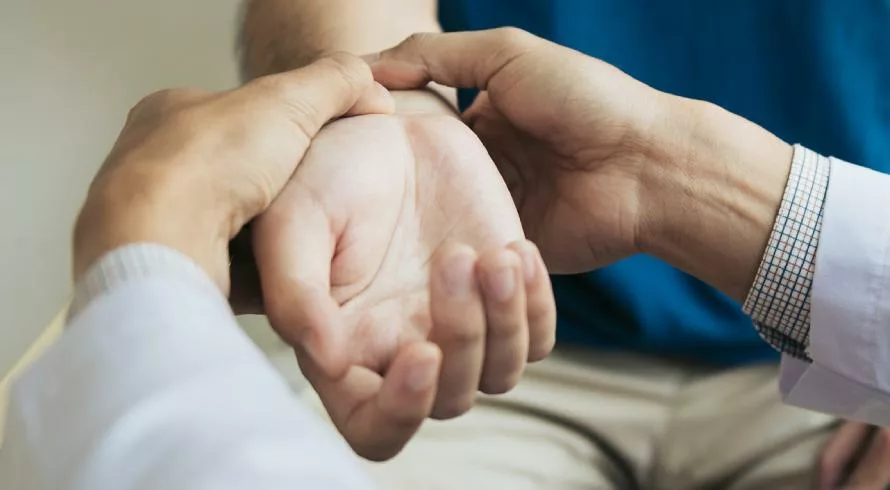 Behandlung von Handgelenkschmerzen hängt von der Ursache ab.
